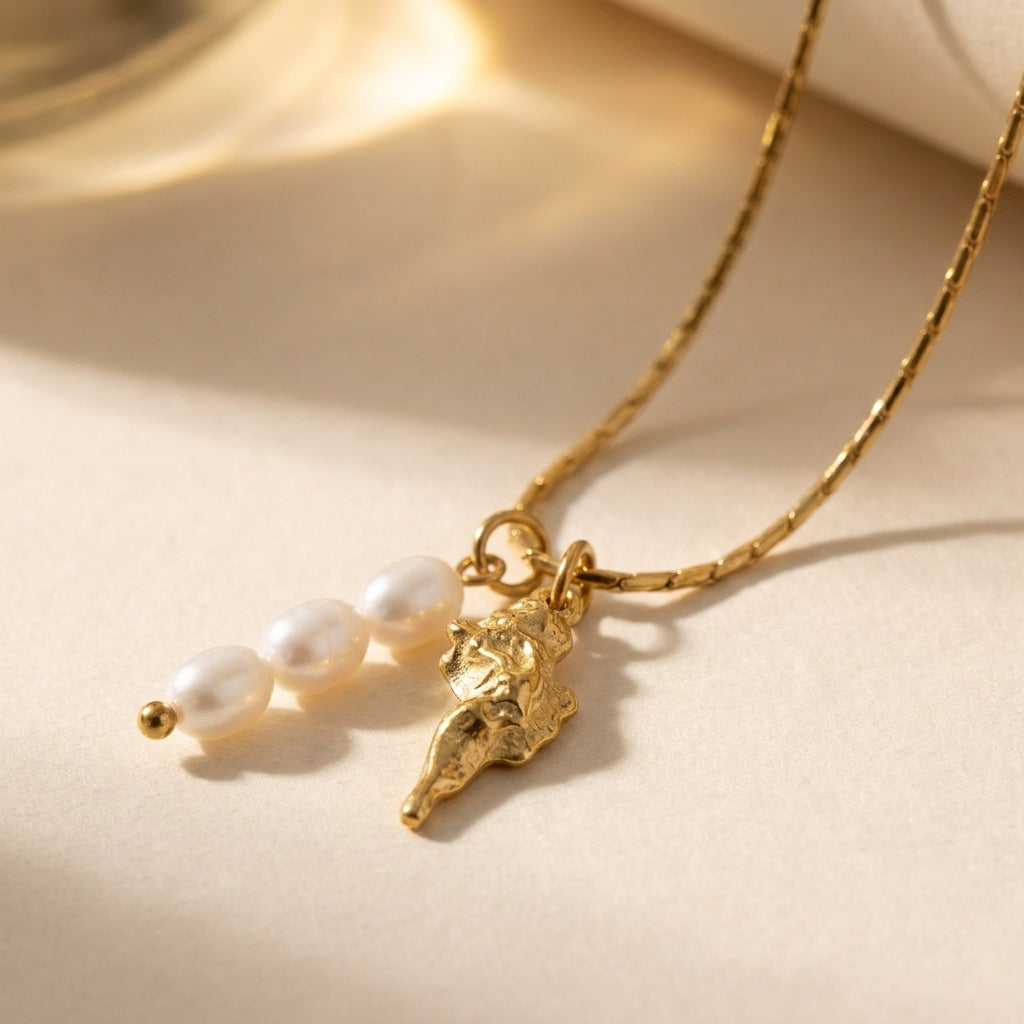 Hoornschelp & Drievoudige Parel Ketting