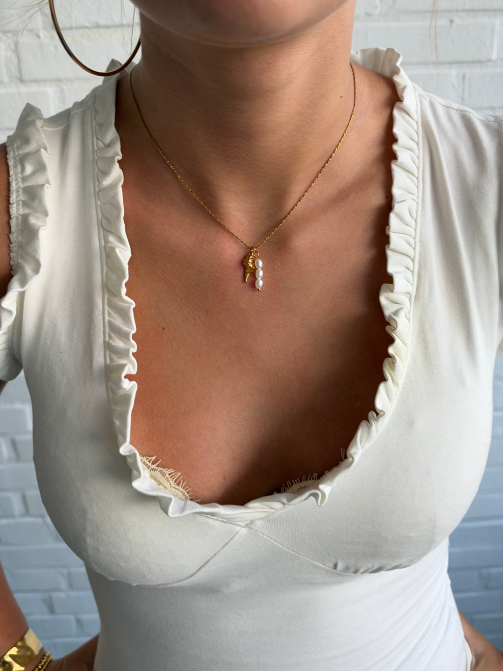 Hoornschelp & Drievoudige Parel Ketting