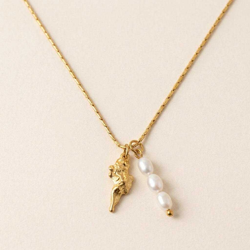 Hoornschelp & Drievoudige Parel Ketting